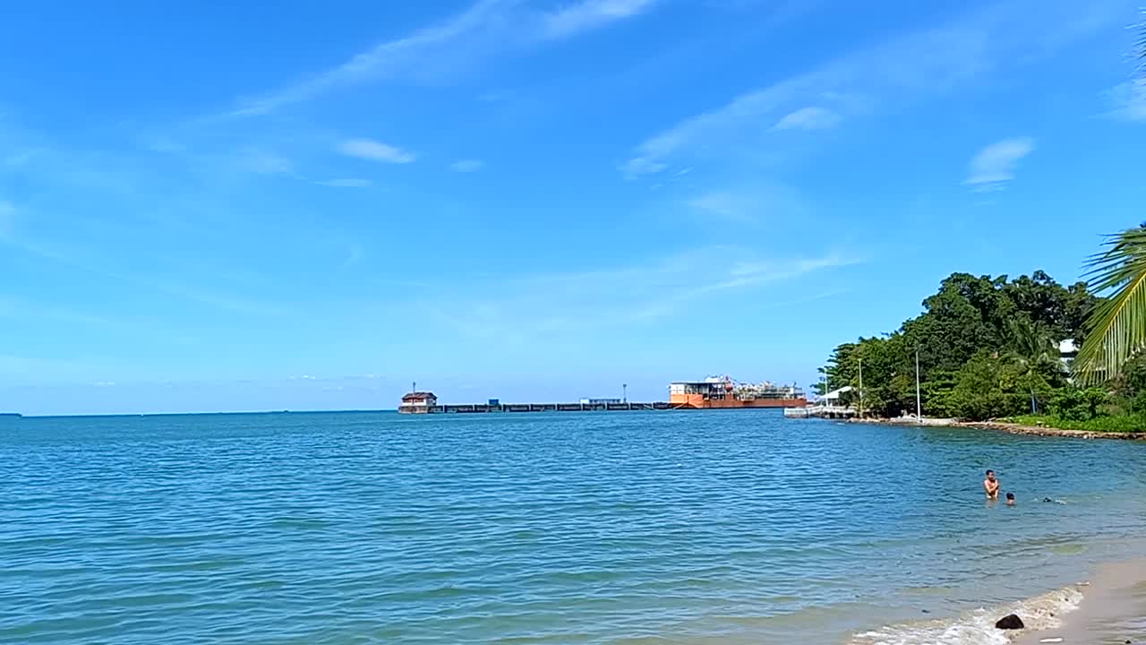 Retired traveler, Blue sky on the beach