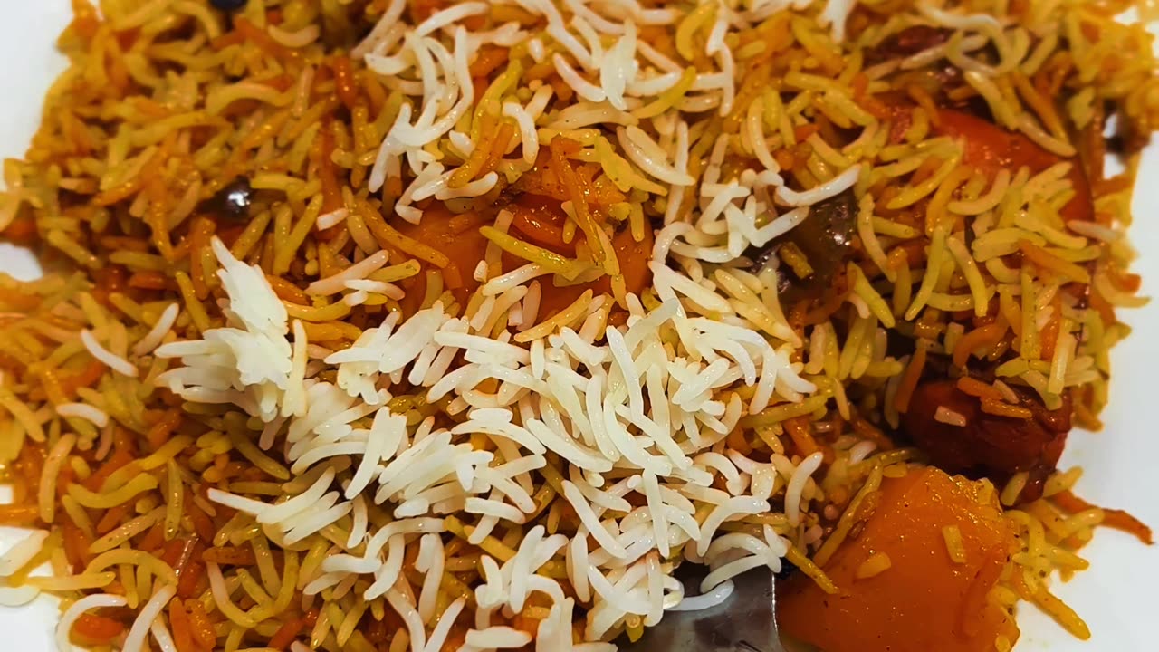 Serving the BEST Chicken Biryani - Pakistan Street Food