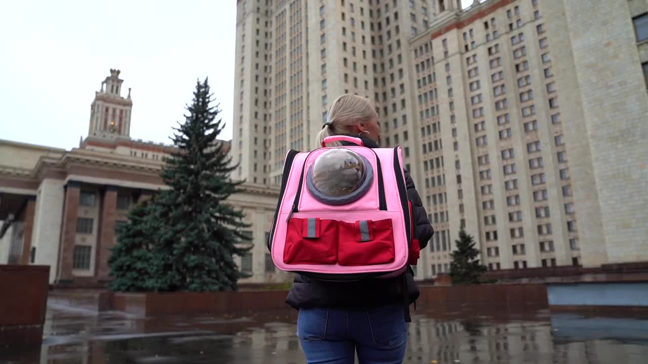 Hosico and pink backpack