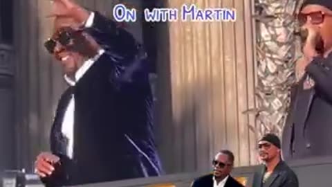 Martin Lawrence fans are worried about him after this video of Will Smith assisting him to the Stage