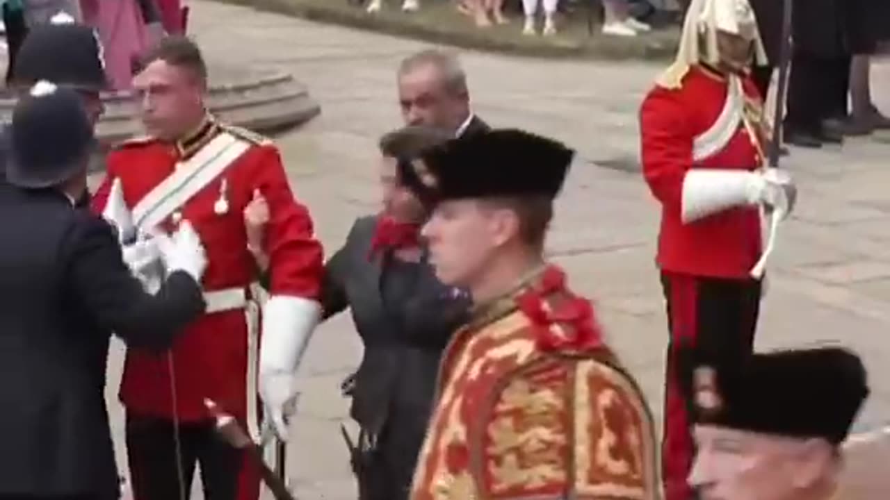 Soldier faints at Windsor Castle