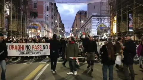 #Italy tonight marches against COVID law. #Genoa 💪🏽💪🏼💪🏿