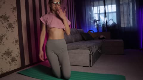 ❤️ Home stretching with Tina in leggings.