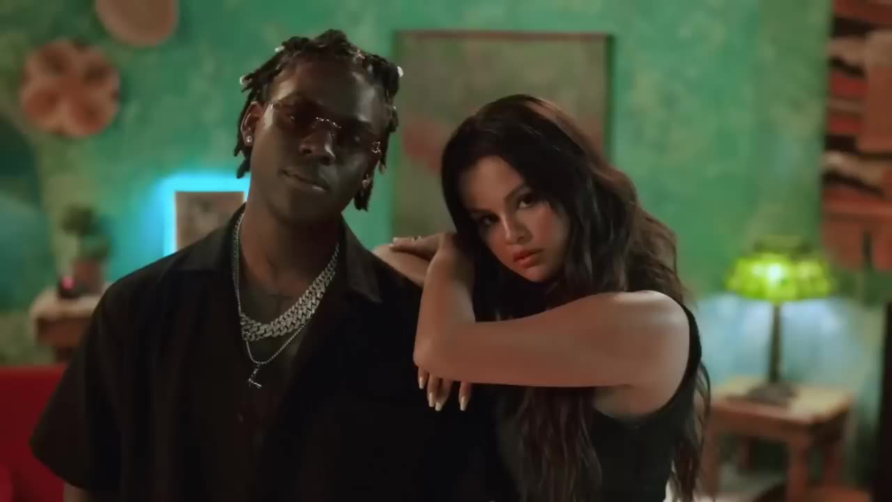 Baby calm down full video