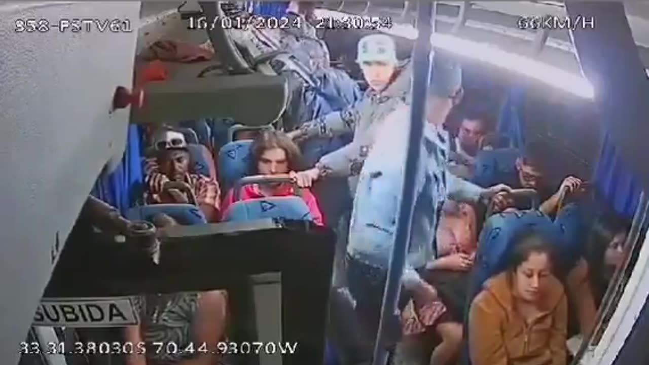 Migrant men robbed the passengers of a city bus in Chile