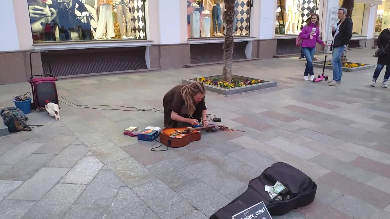 Street musician. Percussion guitar. Lo-Fi, Chill