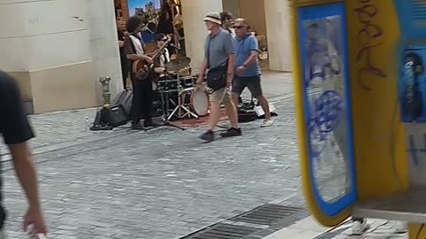 ΑΝΑΙΣΘΗΤΟΣ ΚΟΣΜΟΣ ΘΕΛΕΙ ΧΟΡΟΥΣ ΚΑΙ ΓΛΕΝΤΙΑ ΓΙΑΤΙ ΜΕΣΑ ΤΟΥ ΕΧΕΙ ΑΠΕΡΑΝΤΗ ΘΛΙΨΗ...