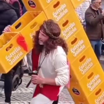 Παρίστανε την Σταύρωση του Χριστού με καφάσια μπύρες σε σχήμα του Σταυρού