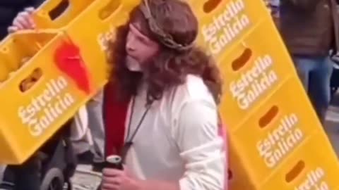 Παρίστανε την Σταύρωση του Χριστού με καφάσια μπύρες σε σχήμα του Σταυρού