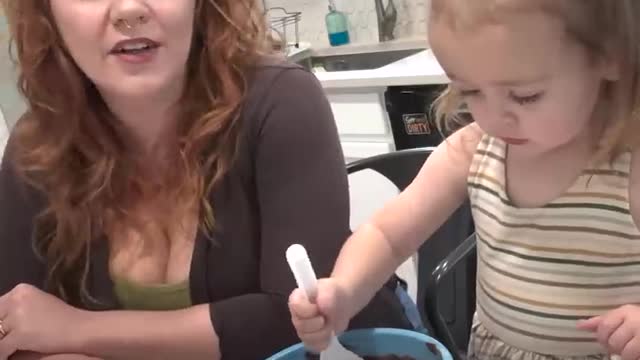 2-year-old goes viral for her hilarious diner routine l GMA