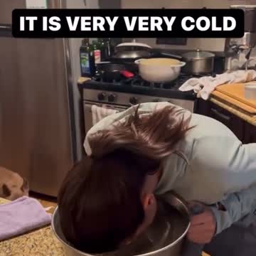 AOC dips her face in ice water to reduce stress