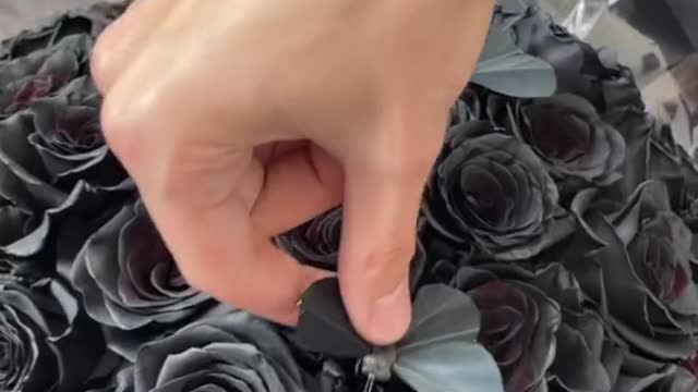 Would you mind getting 🖤 roses