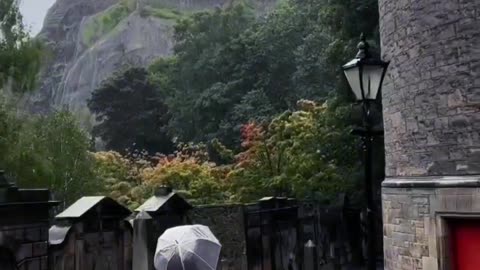 Enjoy the atmosphere of rainy days in Edinburgh