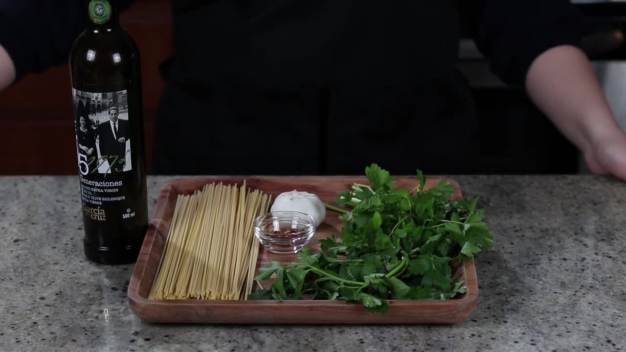 Pasta all'olio d'oliva e aglio - Troppo deliziosa per fermarla, ricetta di pasta super facile!