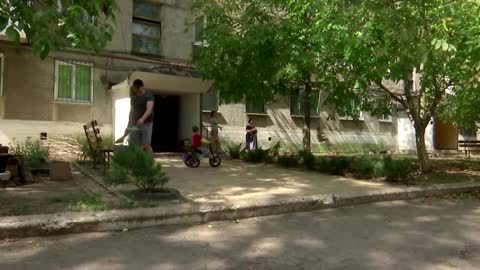 Civilians carry on with lives in frontline Ukraine town