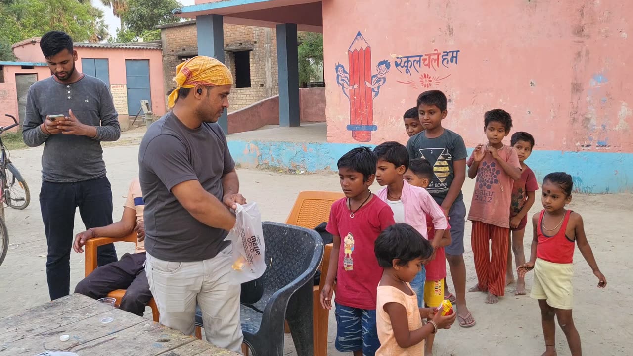 छोटे बच्चे में समोसा वितरण | Samosa distribution in small child"Street Foods "Foods Eating Challenge