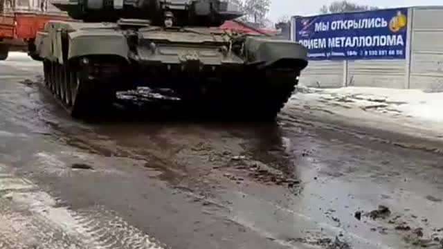 T-90A Platoon leaving the train station in Tomarovka, Belgorod