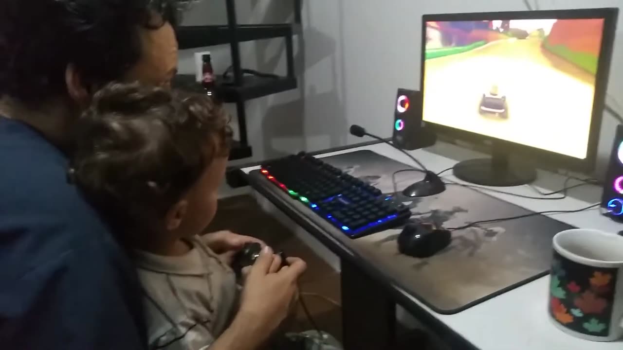 Meu filho jogando Garfield Kart