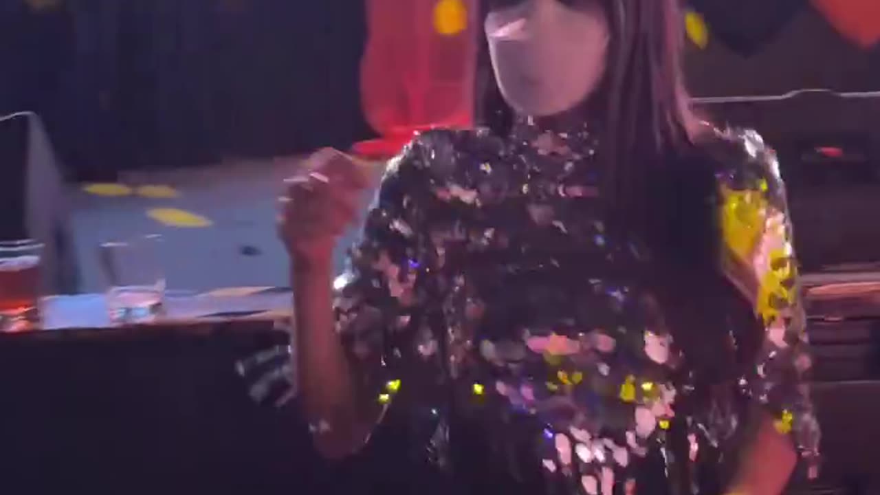 Washington Post reporter Taylor Lorenz Dances While Wearing a Medical Mask at the Pornhub Awards