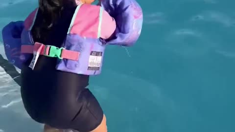 🔵FUNNY! Brave Little Girl Learning To Swim😂