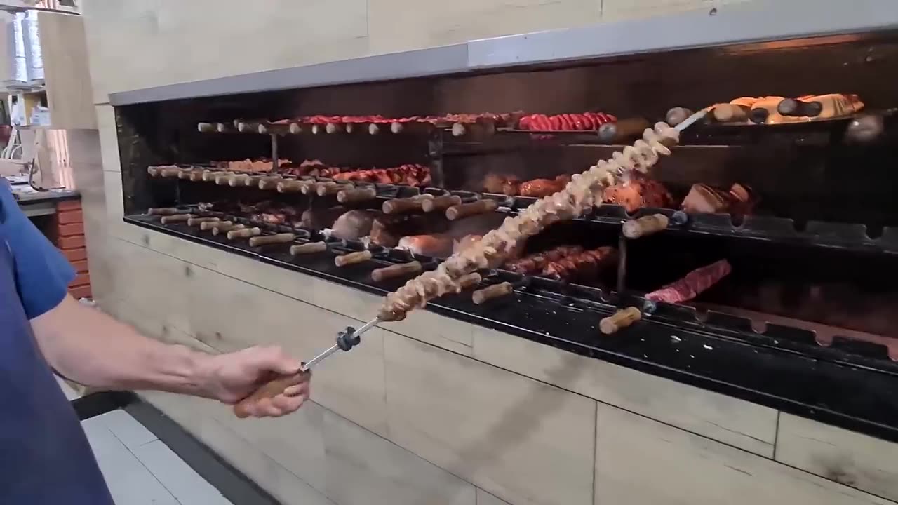 Bastidores da churrascaria pioneira em servir o famoso espeto corrido