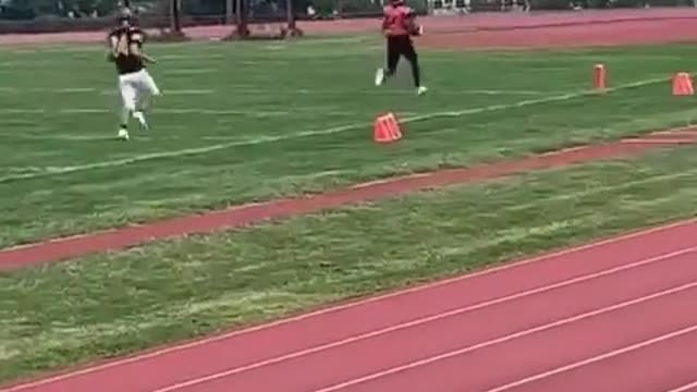 This doesn’t make sense 😱 #touchdown #crazycatch #football (via manzy1k and s2n_coachjune/TW)