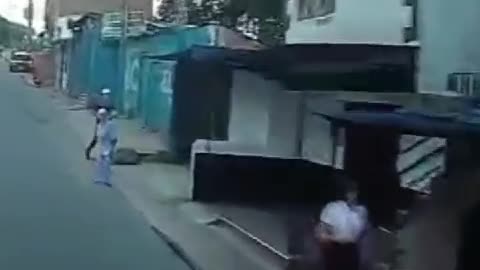 Tractocamión casi arrolla a un adulto mayor