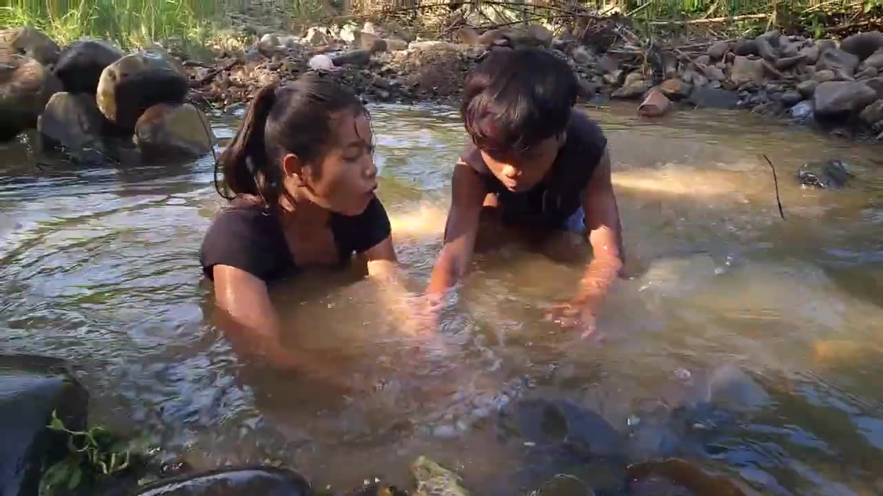 Amazing Skill Catching Red fish and Cooking Sour Fish Soup for lunch in jungle