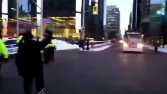 Ottawa - Police officers open the closed roadway for truckers