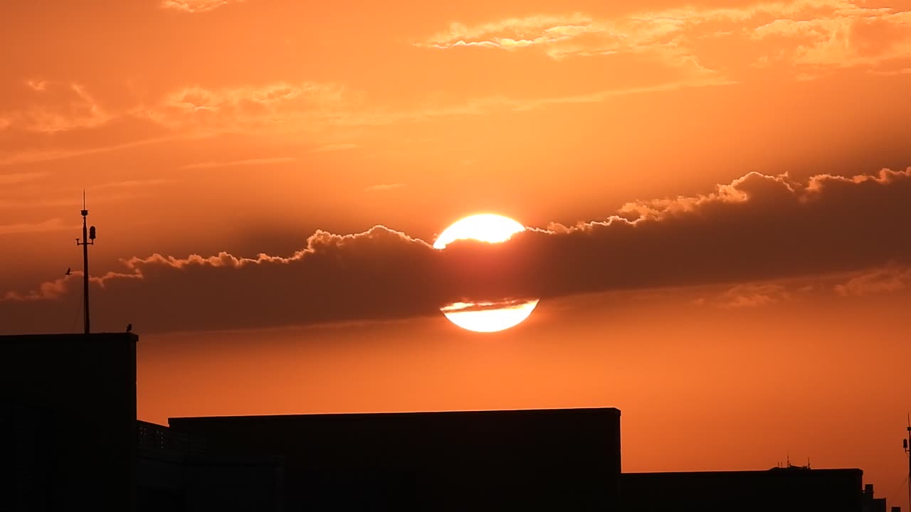 2023年4月15日下午在北新橋上拍攝被雲層前後包圍的太陽