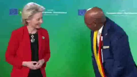 Ugandský ministr zahraničí Abubakhar Jeje Odongo na oficiální recepci v Bruselu Ursulu von der Leyen