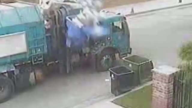 Fantastic garbage truck. Is this Musk's new technology?