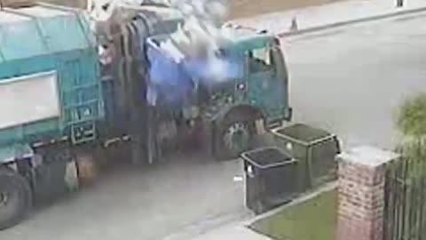 Fantastic garbage truck. Is this Musk's new technology?