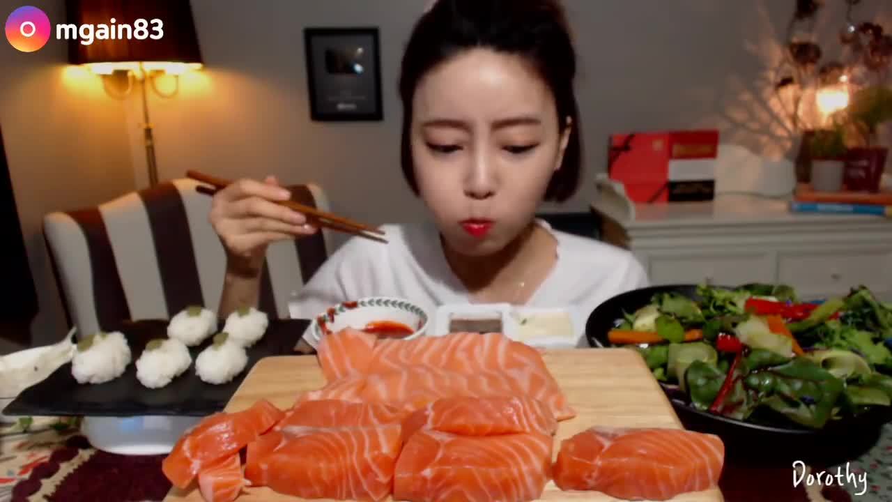 [Dorothy] Salmon Sashimi Mukbang