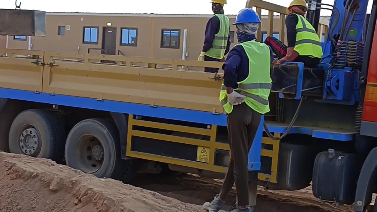 How to load boom truck concrete stone it's very very hard work