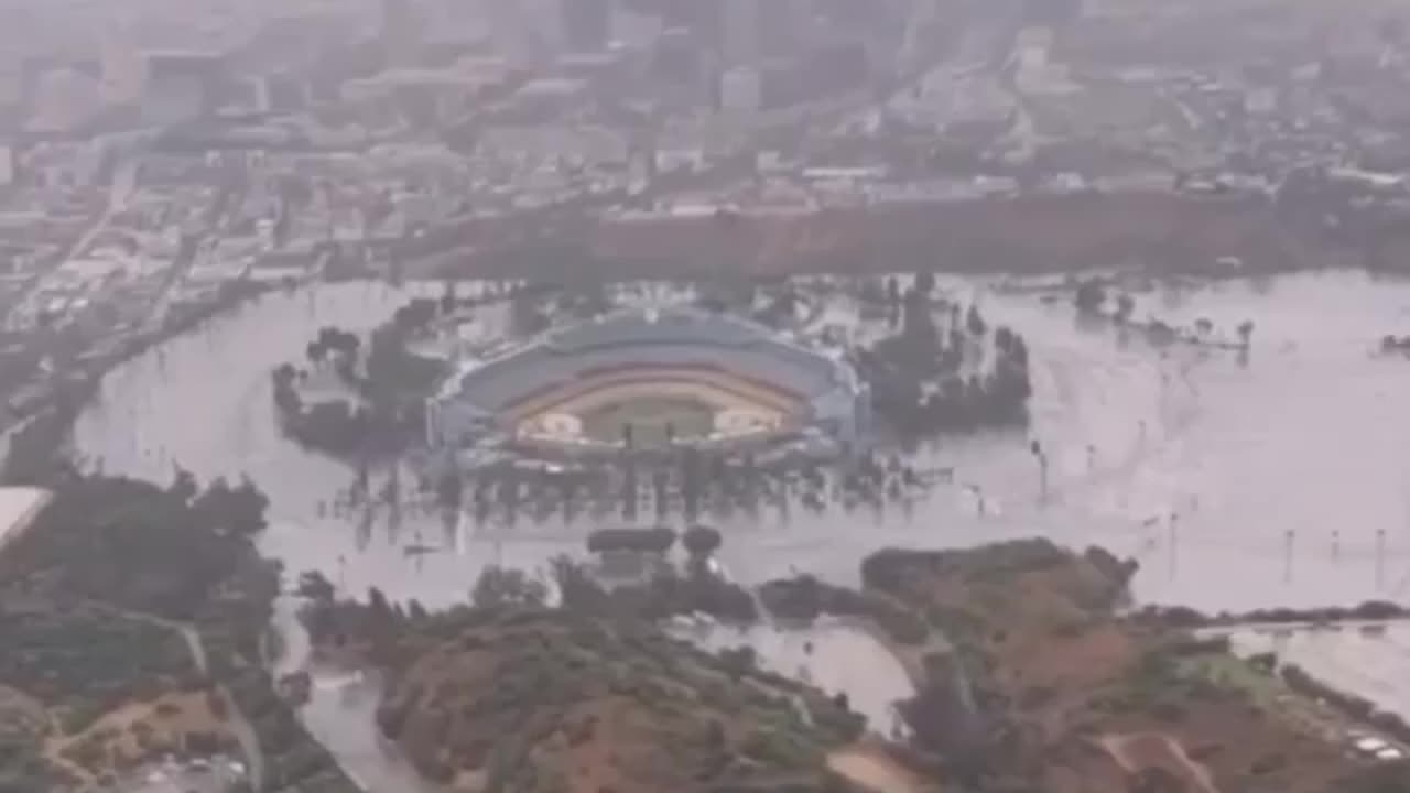 Stadion baseballowy Los Angeles Dodgers jest całkowicie pod wodą.