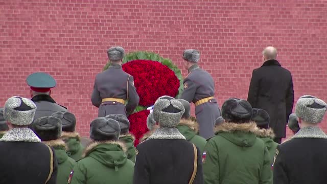 Putin lays wreath to honor armed forces