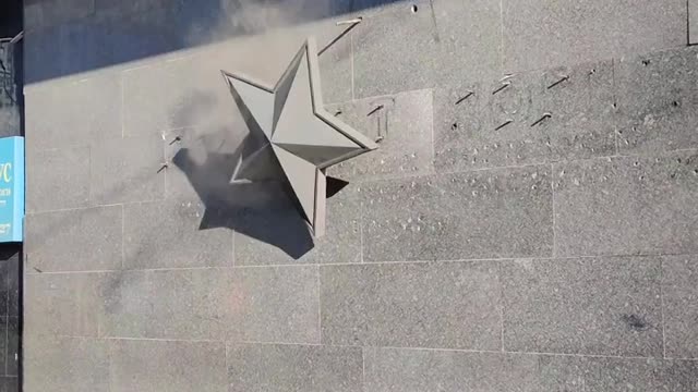 Removal of Soviet symbol continued by Ukrainians in Kyiv