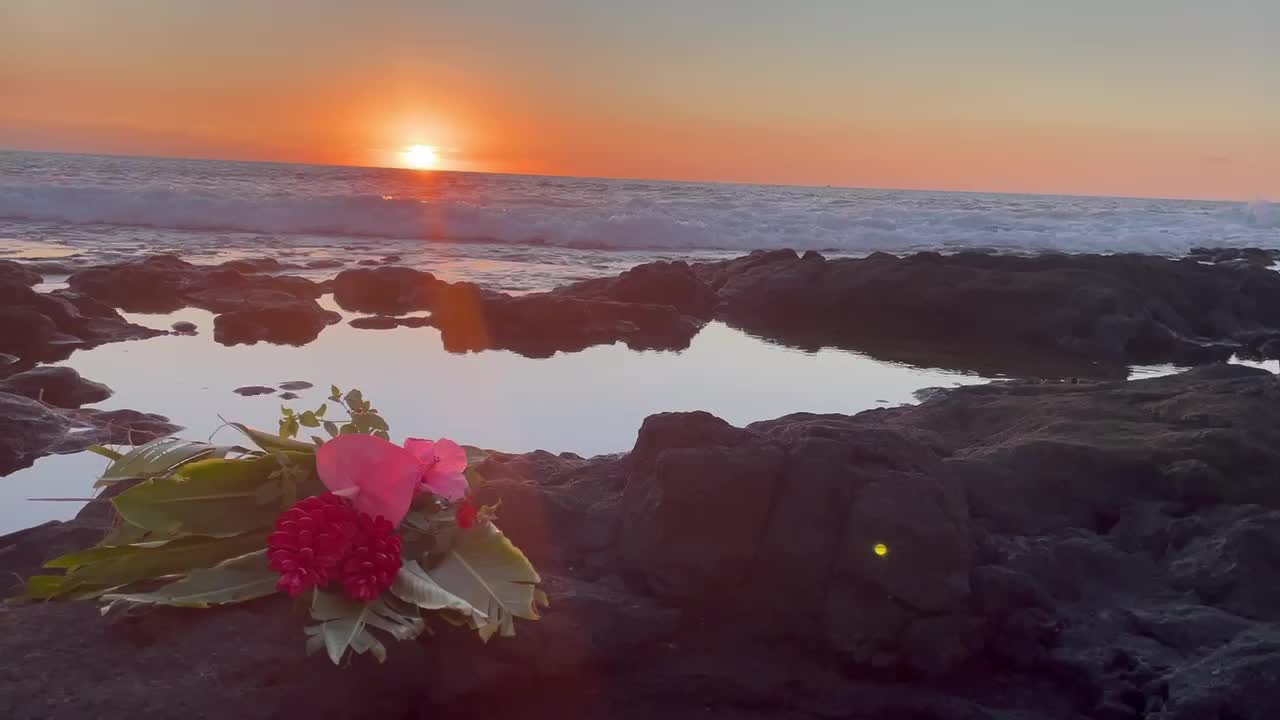 CLASSIC SUNSET IN KONA - OFFERINGS TO THE OCEAN