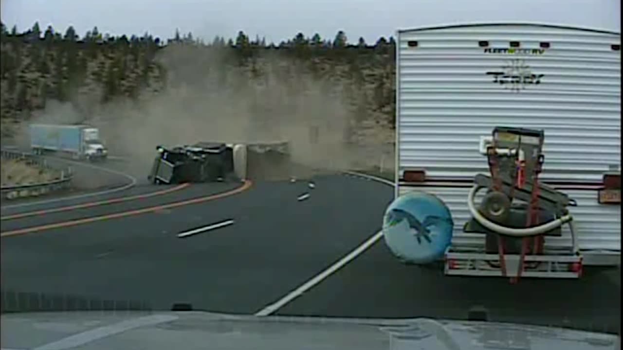 Reckless driver dangerously cuts lanes on a busy road Crazy Video!