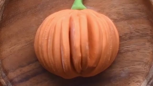 This pumpkin bread design is dough cute, you'll want to recreate it for fall 🎃 #bread