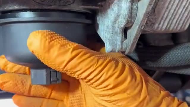 Removing tool for oil filter element