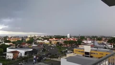 Raio descendo em Curitiba/PR