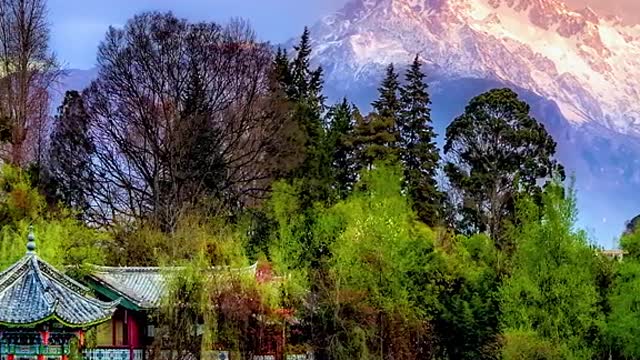 Spring on the lake is like painting, and the disordered peaks are laid horizontally. scenery