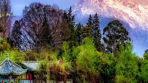 Spring on the lake is like painting, and the disordered peaks are laid horizontally. scenery