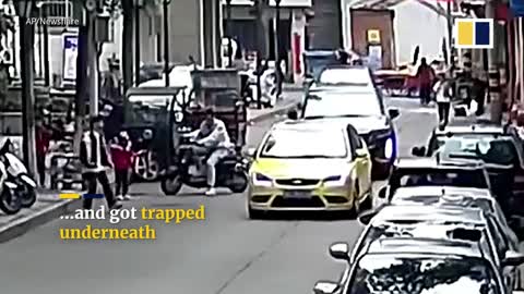 Chinese passers-by lift car up to free trapped boy