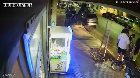 Hitman executes his target with five shots in front of a kiosk - Argentina