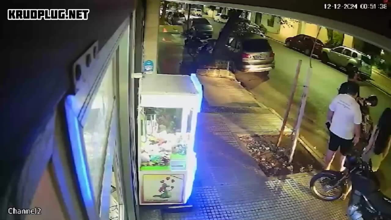 Hitman executes his target with five shots in front of a kiosk - Argentina