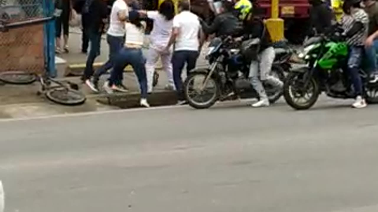 Un grupo de personas se enfrentaron a los puños en una vía de Piedecuesta.