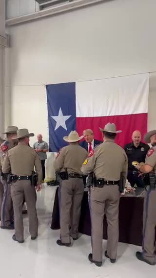 President @realDonaldTrump serves meals to Texas National Guard soldiers and DPS troopers